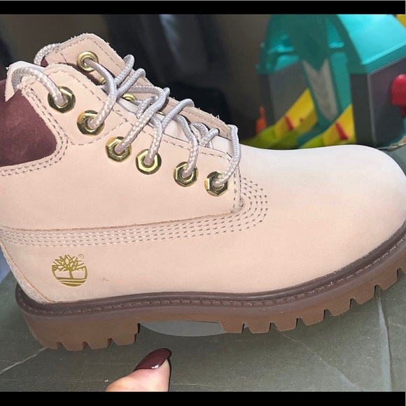 TIMBERLANDS. BRAND NEW - Picture 2 of 2